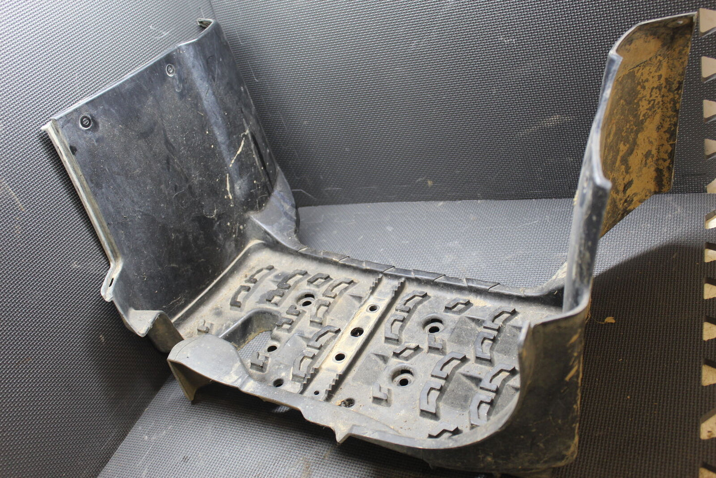 04-08 YAMAHA GRIZZLY 660 RIGHT FOOTWELL PLASTIC FOOTREST