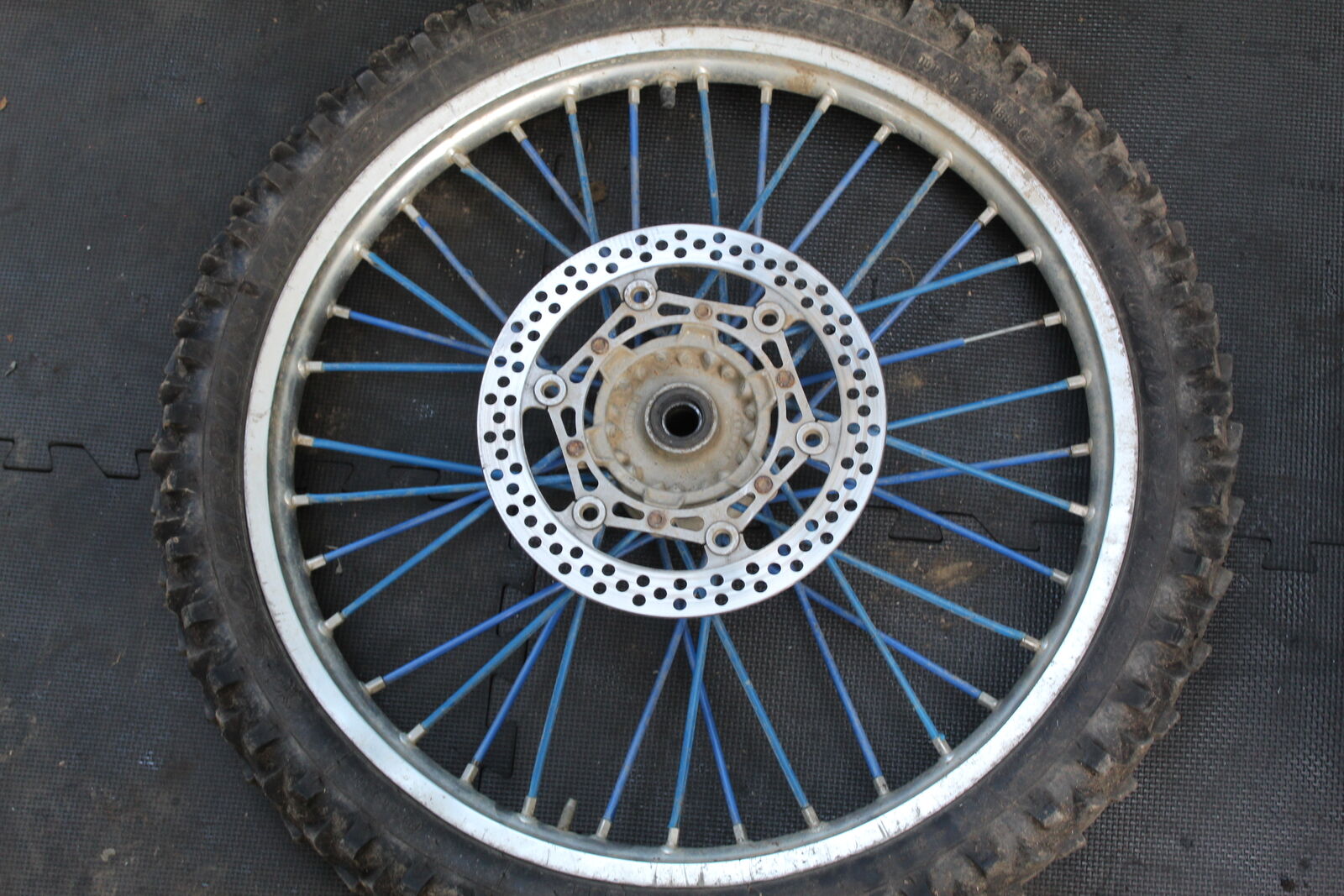 01-05 YAMAHA YZ250F YZ 250F FRONT WHEEL RIM TIRE RIDEABLE PIRELLI TIRE