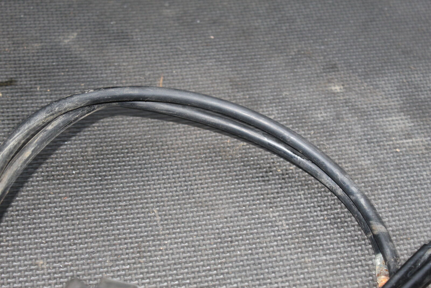 03-05 YAMAHA YZ450F RIGHT THROTTLE GRIP TUBE AND CABLES