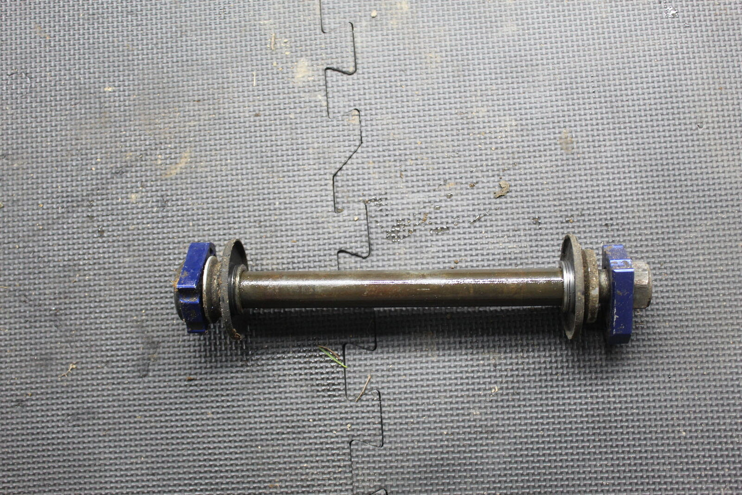 03-05 YAMAHA YZ450F REAR AXLE BACK WHEEL RIM PIVOT BOLT AXEL BLUE ADJUSTER BLOCK