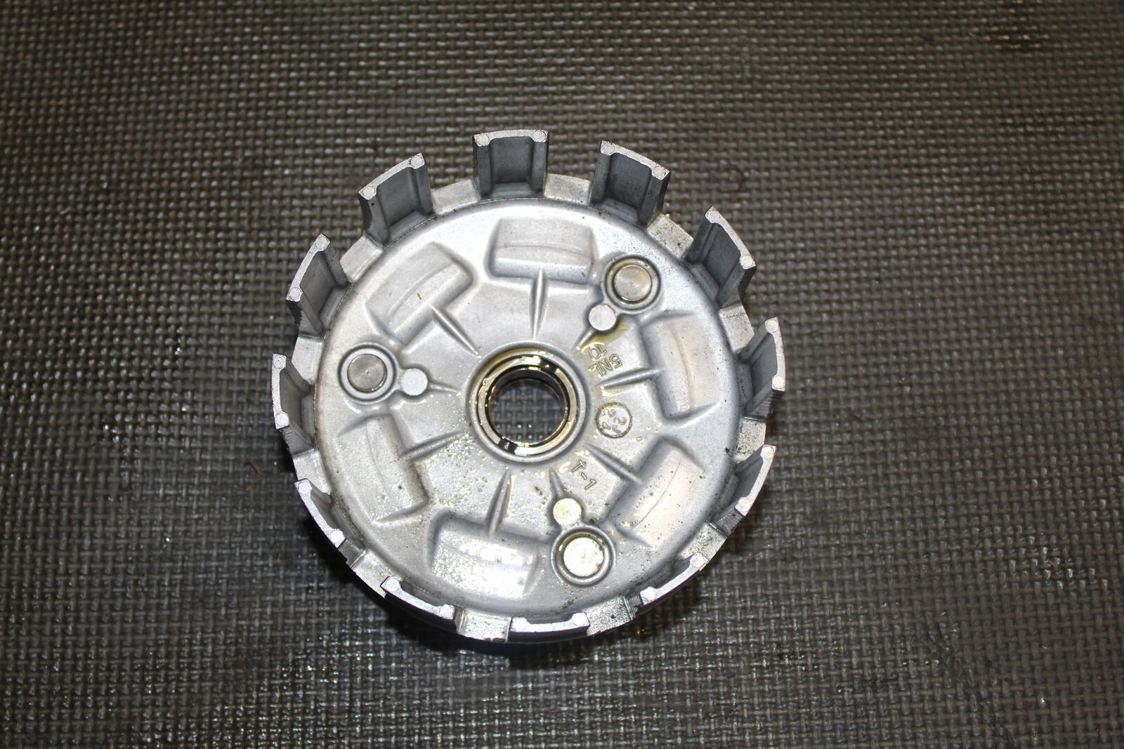 01-05 YAMAHA YZ250F YZ 250F CLUTCH BASKET GOOD NO SPRING RATTLE