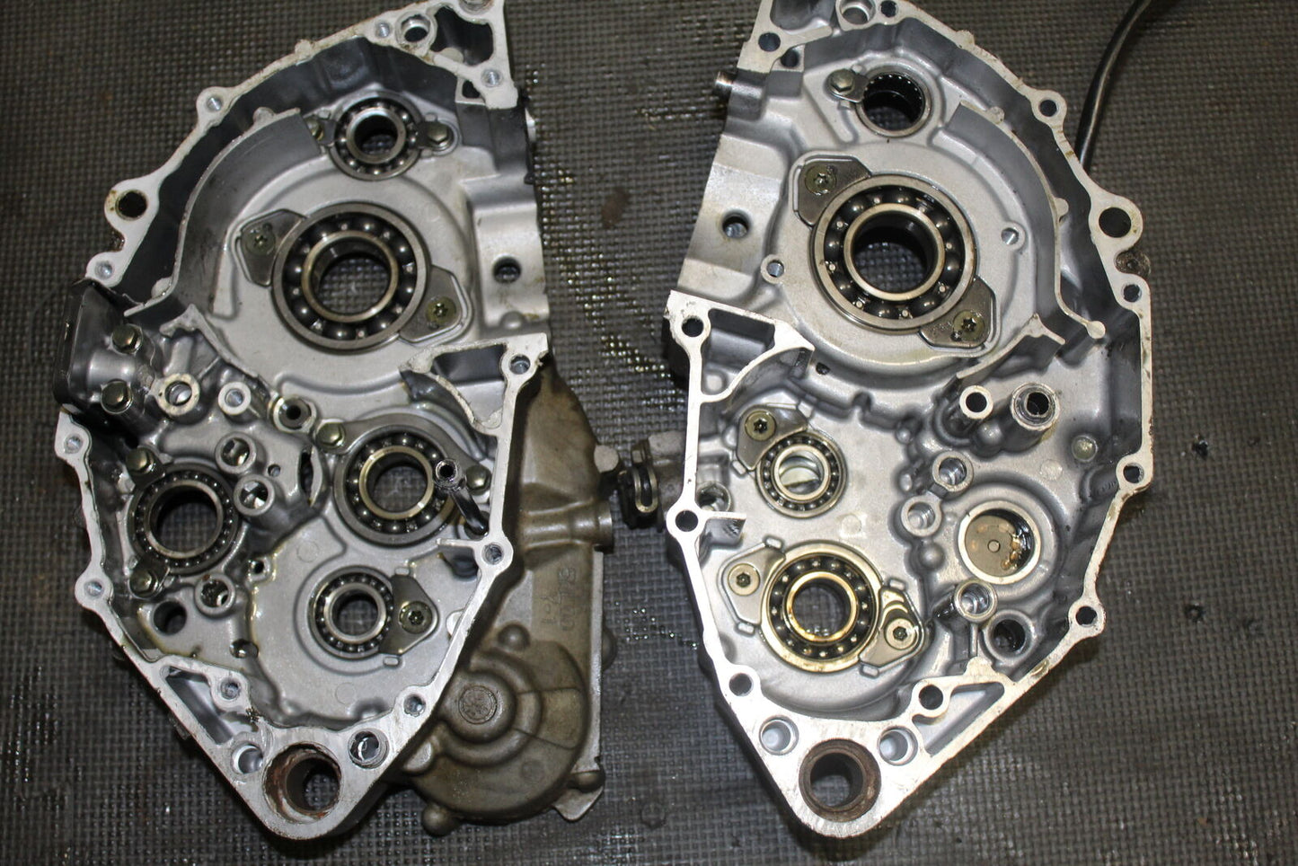 01-05 YAMAHA YZ250F YZ 250F ENGINE MOTOR CRANKCASE CRANK CASES BLOCK & BOLTS