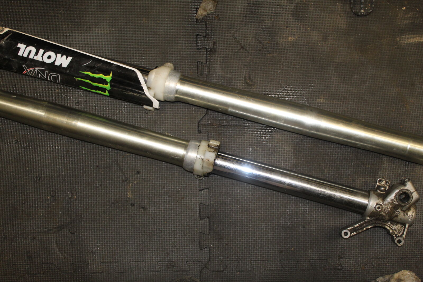 01-05 YAMAHA YZ250F YZ 250F RIGHT LEFT FRONT SUSPENSION FORKS SHOCKS