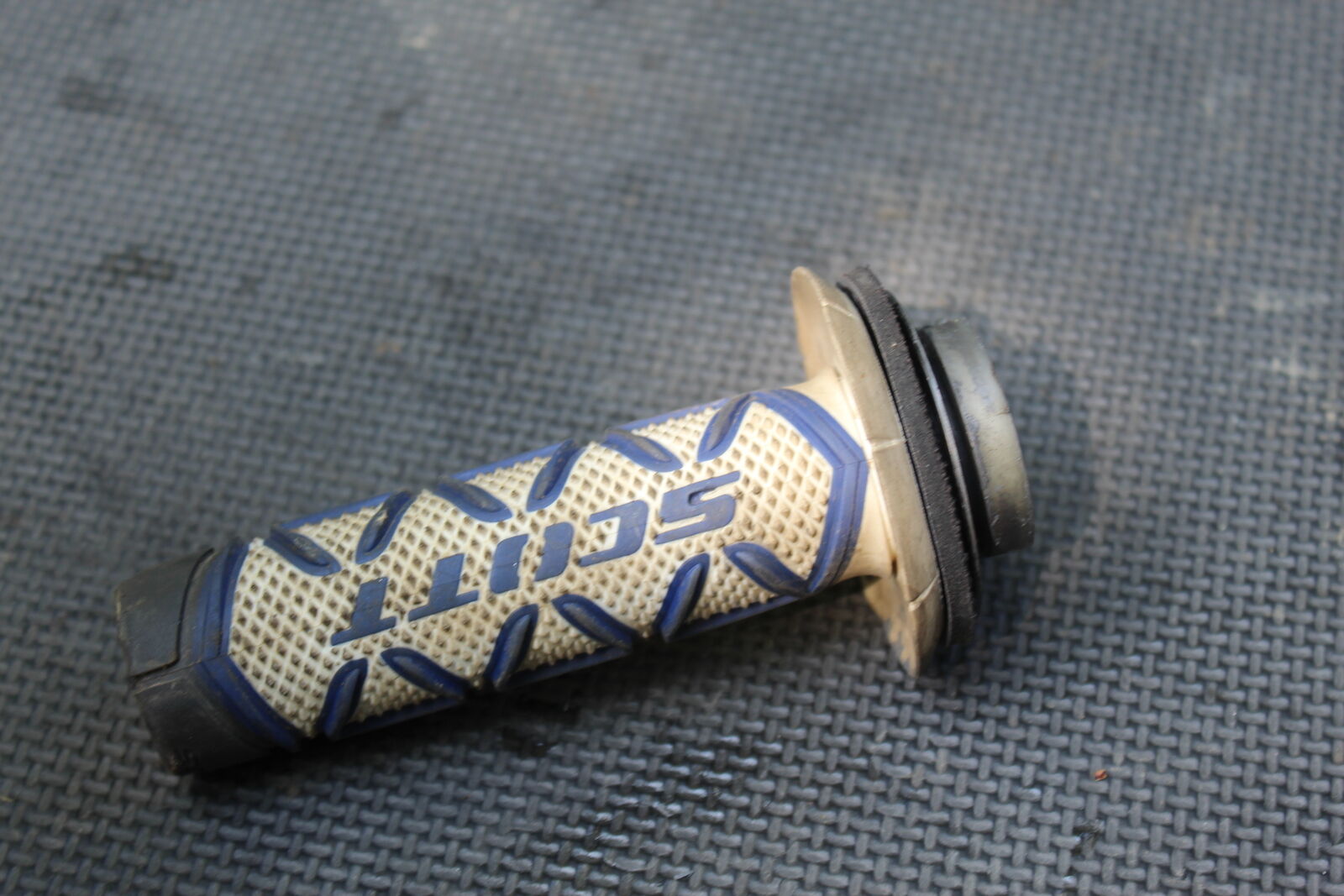 06-09 YAMAHA YZ250F RIGHT THROTTLE GRIP